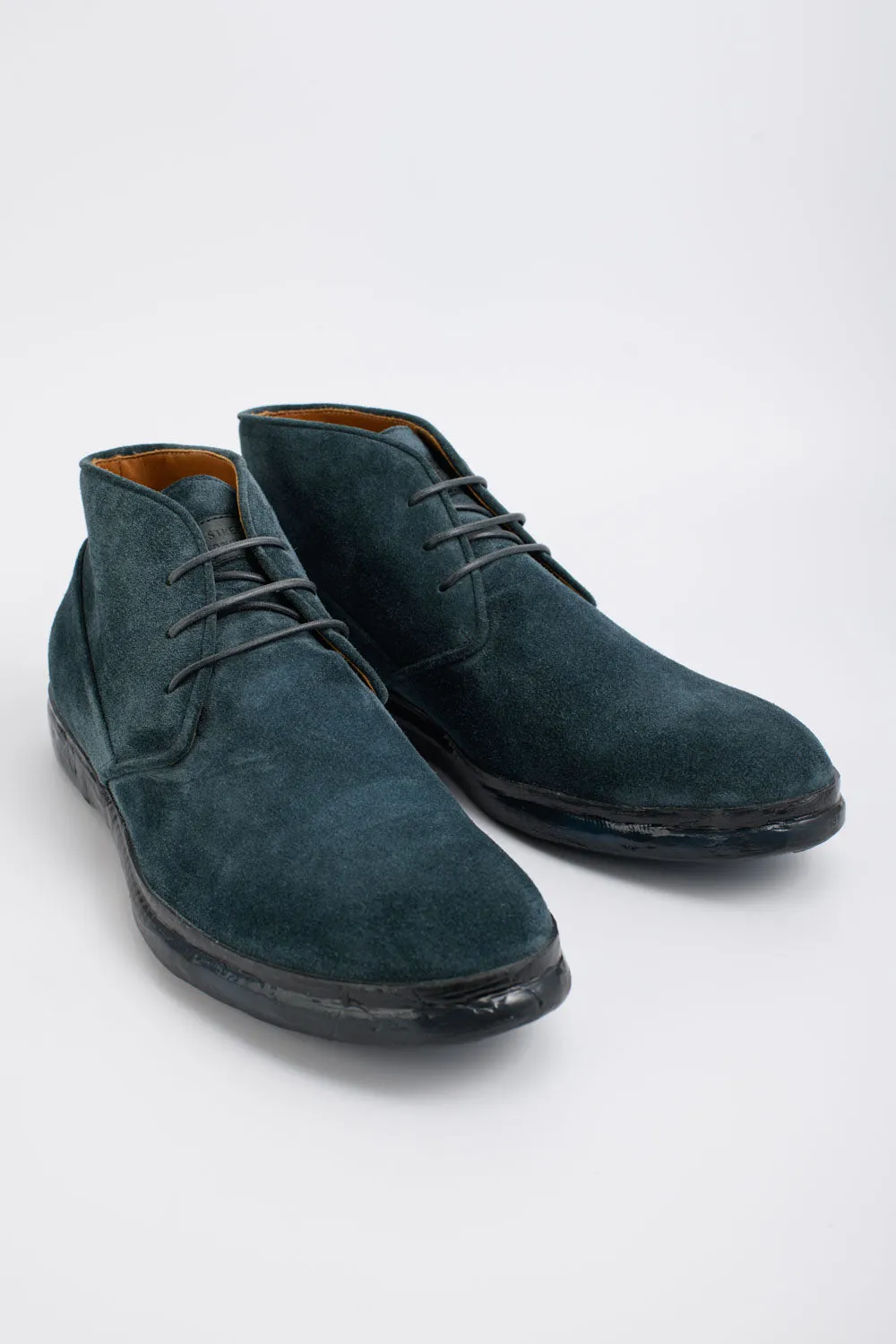 HAMPTON mercury-blue suede chukka boots.