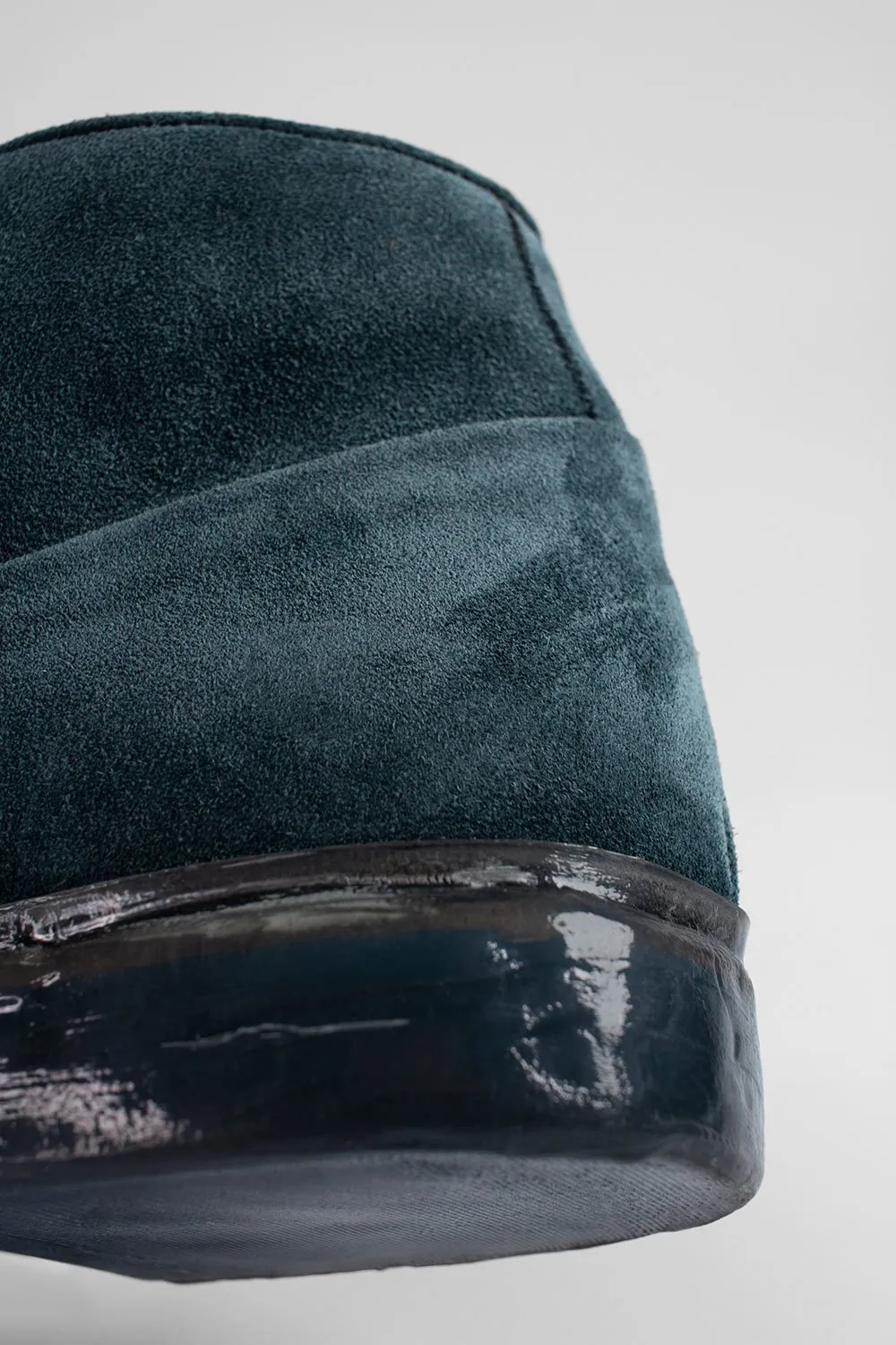 HAMPTON mercury-blue suede chukka boots.