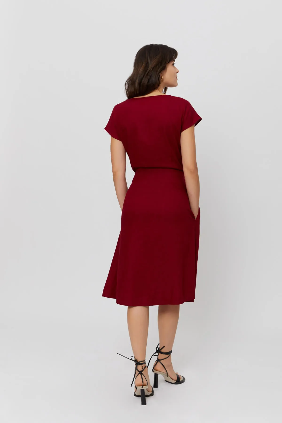 Sati | Midi Dress with Boat Neck in Red
